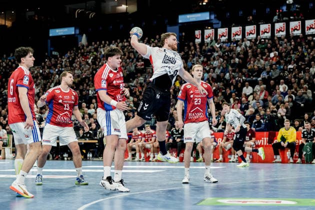 Germany Handball Bundesliga, DAIKIN HBL 2025 26, 21 Matchday Handball Sport Verein Hamburg vs Flensburg Handewitt Barclays Arena Hamburg Johannes Golla SG Flensburg Handewitt, 4 , Einar Olafsson HSV Hamburg, 23 , Elias Kofler HSV Hamburg, 6 , Niklas Weller HSV Hamburg, 13 , Jan Schmidt HSV Hamburg, 42 Copyright: xStefanxTrochax