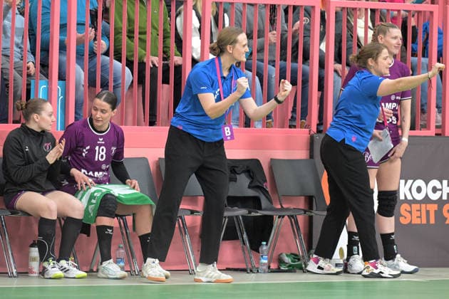 Miriam Hirsch TusSies Metzingen, Coach and Louisa Wolf TusSies Metzingen, Co-Coach cheering after parade goal on the bench TusSies Metzingen vs SV Union Halle Neustadt, Handball, Alsco HBF, 17 League Matchday, Season 2025 2026, 15 02 2026 TusSies Metzingen vs SV Union Halle Neustadt, Handball, Alsco HBF, 17 League Matchday, Season 2025 2026, 15 02 2026 Tuebingen Copyright: xEibner-Pressefoto TobiasxBaurx EP_TBR