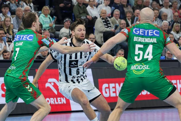 Felix Claar SC Magdeburg , Harald Reinkind THW Kiel and Oscar Bergendahl SC Magdeburg battle for the ball, DAIKIN Handball Bundesliga, THW Kiel v SC Magdeburg, Wunderino Arena, February 15, 2026 in Kiel, Germany Photo by Marco Steinbrenner DeFodi Images Felix Claar SC Magdeburg , Harald Reinkind THW Kiel and Oscar Bergendahl SC Magdeburg battle for the ball, DAIKIN Handball Bundesliga, THW Kiel v SC Magdeburg, Wunderino Arena, February 15, 2026 in Kiel, Germany Photo by Marco Steinbrenner DeFodi Images