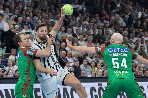 Felix Claar SC Magdeburg , Harald Reinkind THW Kiel and Oscar Bergendahl SC Magdeburg battle for the ball, DAIKIN Handball Bundesliga, THW Kiel v SC Magdeburg, Wunderino Arena, February 15, 2026 in Kiel, Germany Photo by Marco Steinbrenner DeFodi Images Felix Claar SC Magdeburg , Harald Reinkind THW Kiel and Oscar Bergendahl SC Magdeburg battle for the ball, DAIKIN Handball Bundesliga, THW Kiel v SC Magdeburg, Wunderino Arena, February 15, 2026 in Kiel, Germany Photo by Marco Steinbrenner DeFodi Images