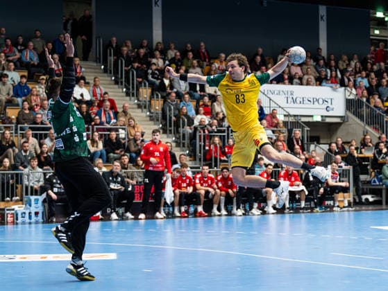 Pierre Busch VfL Eintracht Hagen, 83 on goal throw against Kristian van der Merwe HSG Nordhorn Lingen, 01 HSG Nordhorn Lingen vs VfL Eintracht Hagen, Handball, 2 Bundesliga, Matchday 19, Season 2025 2026, 15 02 2026 HSG Nordhorn Lingen vs VfL Eintracht Hagen, Handball, 2 Bundesliga, Matchday 19, Season 2025 2026, 15 02 2026 Lingen Ems Copyright: xEibner-Pressefoto DamianxKruczynx EP_DKI
