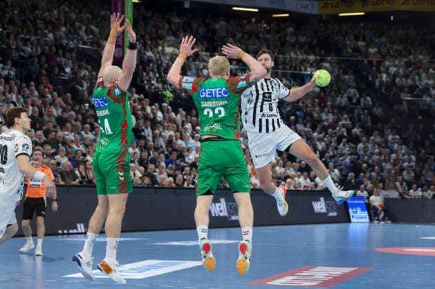 Oscar Bergendahl SC Magdeburg , Magnus Saugstrup SC Magdeburg and Harald Reinkind THW Kiel battle for the ball, DAIKIN Handball Bundesliga, THW Kiel v SC Magdeburg, Wunderino Arena, February 15, 2026 in Kiel, Germany Photo by Marco Steinbrenner DeFodi Images Oscar Bergendahl SC Magdeburg , Magnus Saugstrup SC Magdeburg and Harald Reinkind THW Kiel battle for the ball, DAIKIN Handball Bundesliga, THW Kiel v SC Magdeburg, Wunderino Arena, February 15, 2026 in Kiel, Germany Photo by Marco Steinbrenner DeFodi Images