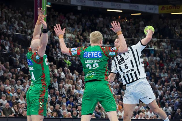 Oscar Bergendahl SC Magdeburg , Magnus Saugstrup SC Magdeburg and Harald Reinkind THW Kiel battle for the ball, DAIKIN Handball Bundesliga, THW Kiel v SC Magdeburg, Wunderino Arena, February 15, 2026 in Kiel, Germany Photo by Marco Steinbrenner DeFodi Images Oscar Bergendahl SC Magdeburg , Magnus Saugstrup SC Magdeburg and Harald Reinkind THW Kiel battle for the ball, DAIKIN Handball Bundesliga, THW Kiel v SC Magdeburg, Wunderino Arena, February 15, 2026 in Kiel, Germany Photo by Marco Steinbrenner DeFodi Images