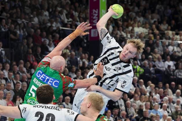 Lukas Laube THW Kiel , Oscar Bergendahl SC Magdeburg , Magnus Saugstrup SC Magdeburg and Eric Johansson THW Kiel battle for the ball, DAIKIN Handball Bundesliga, THW Kiel v SC Magdeburg, Wunderino Arena on February 15, 2026 in Kiel, Germany Photo by Marco Steinbrenner DeFodi Images Lukas Laube THW Kiel , Oscar Bergendahl SC Magdeburg , Magnus Saugstrup SC Magdeburg and Eric Johansson THW Kiel battle for the ball, DAIKIN Handball Bundesliga, THW Kiel v SC Magdeburg, Wunderino Arena, February 15, 2026 in Kiel, Germany Photo by Marco Steinbrenner DeFodi Images