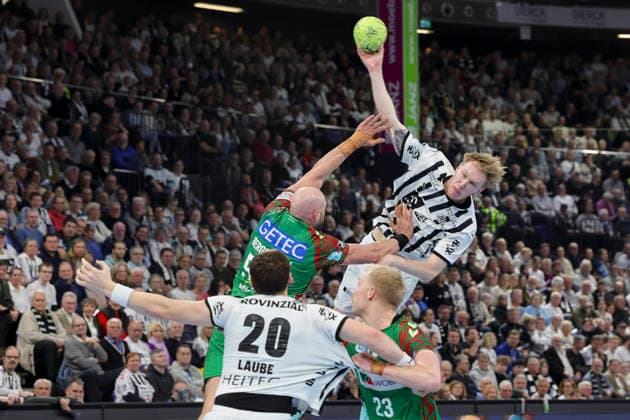 Lukas Laube THW Kiel , Oscar Bergendahl SC Magdeburg , Magnus Saugstrup SC Magdeburg and Eric Johansson THW Kiel battle for the ball, DAIKIN Handball Bundesliga, THW Kiel v SC Magdeburg, Wunderino Arena on February 15, 2026 in Kiel, Germany Photo by Marco Steinbrenner DeFodi Images Lukas Laube THW Kiel , Oscar Bergendahl SC Magdeburg , Magnus Saugstrup SC Magdeburg and Eric Johansson THW Kiel battle for the ball, DAIKIN Handball Bundesliga, THW Kiel v SC Magdeburg, Wunderino Arena, February 15, 2026 in Kiel, Germany Photo by Marco Steinbrenner DeFodi Images