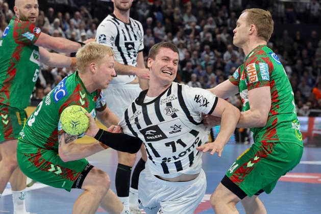 Magnus Saugstrup SC Magdeburg , Elias Ellefsen a Skipagotu THW Kiel and Omar Ingi Magnusson SC Magdeburg battle for the ball, DAIKIN Handball Bundesliga, THW Kiel v SC Magdeburg, Wunderino Arena on February 15, 2026 in Kiel, Germany Photo by Marco Steinbrenner DeFodi Images Magnus Saugstrup SC Magdeburg , Elias Ellefsen a Skipagotu THW Kiel and Omar Ingi Magnusson SC Magdeburg battle for the ball, DAIKIN Handball Bundesliga, THW Kiel v SC Magdeburg, Wunderino Arena, February 15, 2026 in Kiel, Germany Photo by Marco Steinbrenner DeFodi Images