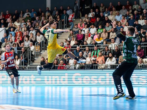 Luca Richter VfL Eintracht Hagen, 77 on goal throw against Kristian van der Merwe HSG Nordhorn Lingen, 01 HSG Nordhorn Lingen vs VfL Eintracht Hagen, Handball, 2 Bundesliga, Matchday 19, Season 2025 2026, 15 02 2026 HSG Nordhorn Lingen vs VfL Eintracht Hagen, Handball, 2 Bundesliga, Matchday 19, Season 2025 2026, 15 02 2026 Lingen Ems Copyright: xEibner-Pressefoto DamianxKruczynx EP_DKI