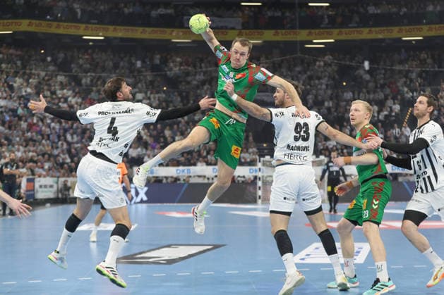 15 02 2026, xgox, Handball Daikin HBL THW Kiel SC Magdeburg emspor, v l Domagoj Duvnjak Kiel, 4 , Felix Claar Magdeburg, 7 , Veron Nacinovic Kiel, 93 duel, duel, fight, tackle Kiel