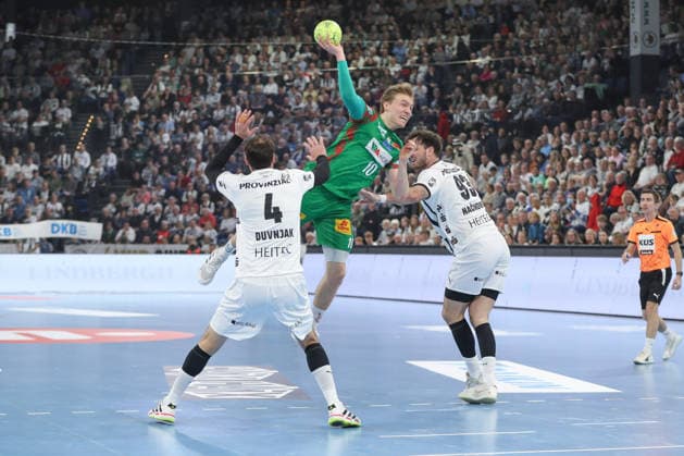 15 02 2026, xgox, Handball Daikin HBL THW Kiel SC Magdeburg emspor, v l Domagoj Duvnjak Kiel, 4 , Gisli Thorgeir Kristjansson Magdeburg, 10 , Veron Nacinovic Kiel, 93 duel, duel, fight, tackle Kiel