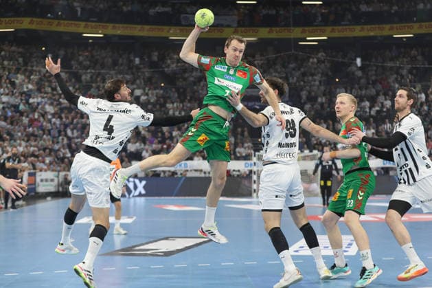 15 02 2026, xgox, Handball Daikin HBL THW Kiel SC Magdeburg emspor, v l Domagoj Duvnjak Kiel, 4 , Felix Claar Magdeburg, 7 , Veron Nacinovic Kiel, 93 duel, duel, fight, tackle Kiel