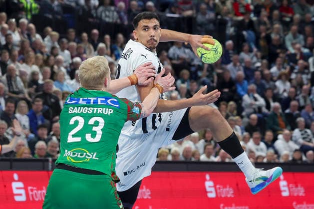 Magnus Saugstrup SC Magdeburg and Mohab Abdelhak THW Kiel battle for the ball, DAIKIN Handball Bundesliga, THW Kiel v SC Magdeburg, Wunderino Arena on February 15, 2026 in Kiel, Germany Photo by Marco Steinbrenner DeFodi Images Magnus Saugstrup SC Magdeburg and Mohab Abdelhak THW Kiel battle for the ball, DAIKIN Handball Bundesliga, THW Kiel v SC Magdeburg, Wunderino Arena, February 15, 2026 in Kiel, Germany Photo by Marco Steinbrenner DeFodi Images