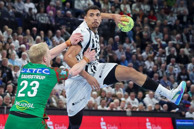 Magnus Saugstrup SC Magdeburg and Mohab Abdelhak THW Kiel battle for the ball, DAIKIN Handball Bundesliga, THW Kiel v SC Magdeburg, Wunderino Arena on February 15, 2026 in Kiel, Germany Photo by Marco Steinbrenner DeFodi Images Magnus Saugstrup SC Magdeburg and Mohab Abdelhak THW Kiel battle for the ball, DAIKIN Handball Bundesliga, THW Kiel v SC Magdeburg, Wunderino Arena, February 15, 2026 in Kiel, Germany Photo by Marco Steinbrenner DeFodi Images