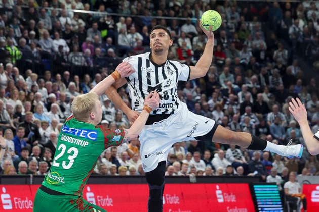 Magnus Saugstrup SC Magdeburg and Mohab Abdelhak THW Kiel battle for the ball, DAIKIN Handball Bundesliga, THW Kiel v SC Magdeburg, Wunderino Arena on February 15, 2026 in Kiel, Germany Photo by Marco Steinbrenner DeFodi Images Magnus Saugstrup SC Magdeburg and Mohab Abdelhak THW Kiel battle for the ball, DAIKIN Handball Bundesliga, THW Kiel v SC Magdeburg, Wunderino Arena, February 15, 2026 in Kiel, Germany Photo by Marco Steinbrenner DeFodi Images