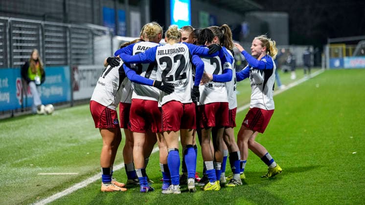 Players of Hamburger SV HSV , cheer about the goal to 0 1 , jubilation, goal celebration, celebrate the goal, goal, celebration, cheers about the goal, rejoice, joy, rejoices, optimistic, positive, game scene, highlight, Action, Action, 15 02 2026, Sinsheim Hoffenheim Germany , Soccer, Google Pixel Women Bundesliga, TSG 1899 Hoffenheim Hamburger SV, DFB DFL REGULATIONS PROHIBIT ANY USE OF PHOTOGRAPHS AS IMAGE SEQUENCES AND OR QUASI VIDEO xozx
