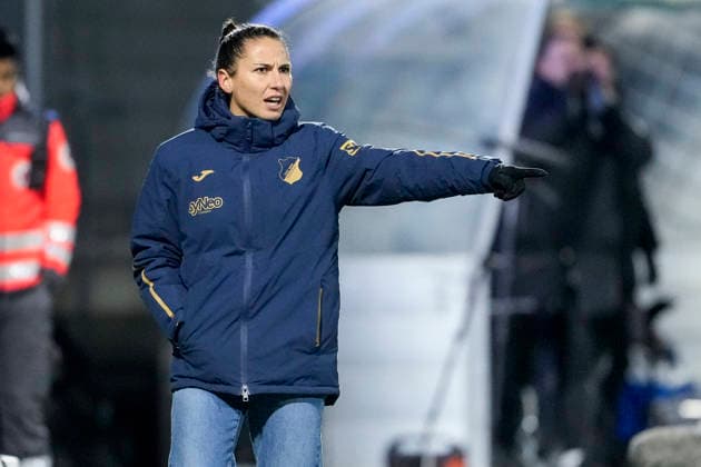 Eva Maria Virsinger Head Coach, Coach, TSG , gives instructions, gestures, gesticulates with arms, single image, single photo, action, action, 15 02 2026, Sinsheim Hoffenheim Germany , Football, Google Pixel Women Bundesliga, TSG 1899 Hoffenheim Hamburger SV, DFB DFL REGULATIONS PROHIBIT ANY USE OF PHOTOGRAPHS AS IMAGE SEQUENCES AND OR QUASI VIDEO xozx