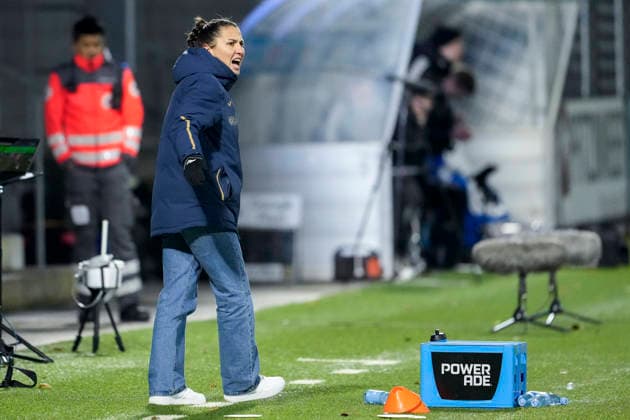 Eva Maria Virsinger Head Coach, Coach, TSG , gives instructions, gestures, gesticulates with arms, cropped, full body, single image, single photo, action, action, 15 02 2026, Sinsheim Hoffenheim Germany , Football, Google Pixel Women Bundesliga, TSG 1899 Hoffenheim Hamburger SV, DFB DFL REGULATIONS PROHIBIT ANY USE OF PHOTOGRAPHS AS IMAGE SEQUENCES AND OR QUASI VIDEO xozx