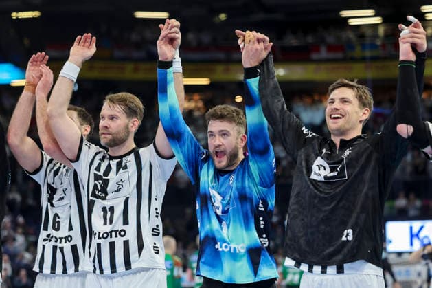 Harald Reinkind THW Kiel , Petter Overby THW Kiel , Torhueter Gonzalo Perez De Vargas THW Kiel and Rune Dahmke THW Kiel cheer, DAIKIN Handball Bundesliga, THW Kiel v SC Magdeburg, Wunderino Arena on February 15, 2026 in Kiel, Germany Photo by Marco Steinbrenner DeFodi Images Harald Reinkind THW Kiel , Petter Overby THW Kiel , Goalkeeper Gonzalo Perez De Vargas THW Kiel and Rune Dahmke THW Kiel cheer, DAIKIN Handball Bundesliga, THW Kiel v SC Magdeburg, Wunderino Arena, February 15, 2026 in Kiel, Germany Photo by Marco Steinbrenner DeFodi Images