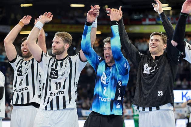 Harald Reinkind THW Kiel , Petter Overby THW Kiel , Torhueter Gonzalo Perez De Vargas THW Kiel and Rune Dahmke THW Kiel cheer, DAIKIN Handball Bundesliga, THW Kiel v SC Magdeburg, Wunderino Arena on February 15, 2026 in Kiel, Germany Photo by Marco Steinbrenner DeFodi Images Harald Reinkind THW Kiel , Petter Overby THW Kiel , Goalkeeper Gonzalo Perez De Vargas THW Kiel and Rune Dahmke THW Kiel cheer, DAIKIN Handball Bundesliga, THW Kiel v SC Magdeburg, Wunderino Arena, February 15, 2026 in Kiel, Germany Photo by Marco Steinbrenner DeFodi Images