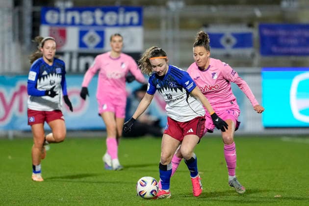 v li Melanie Brunnthaler HSV, 11 , Franziska Harsch TSG, 17 , duel, duel, tackle, tackling, dynamics, action, action, 15 02 2026, Sinsheim Hoffenheim Germany , Football, Google Pixel Women Bundesliga, TSG 1899 Hoffenheim Hamburger SV, DFB DFL REGULATIONS PROHIBIT ANY USE OF PHOTOGRAPHS AS IMAGE SEQUENCES AND OR QUASI VIDEO xozx