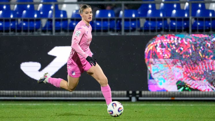Selina Cerci TSG, 29 , on the ball, cropped, full body, single image, single photo, action, action, 15 02 2026, Sinsheim Hoffenheim Germany , Soccer, Google Pixel Women Bundesliga, TSG 1899 Hoffenheim Hamburger SV, DFB DFL REGULATIONS PROHIBIT ANY USE OF PHOTOGRAPHS AS IMAGE SEQUENCES AND OR QUASI VIDEO xozx