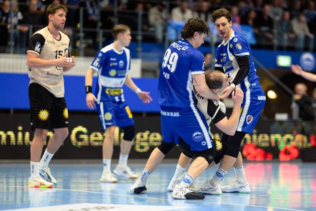 Fynn Hangstein Bergischer HC, 10 is heckled by his EX colleagues Tillman Leu ThSV Eisenach, 99 , Philipp Meyer ThSV Eisenach, 27 , Lars Mitchell Kooij Bergischer HC, 15 GER, ThSV Eisenach v Bergischer HC, 1 Daikin Handballbundesliga, Handball, 21 Matchday, Season 2025 2026, 16 02 2026 GER, ThSV Eisenach vs Bergischer HC, 1 Daikin Handballbundesliga, Handball, 21 Matchday, Season 2025 2026, 16 02 2026 Eisenach Copyright: xEibner-Pressefoto MartinxHerbstx EP_MHT