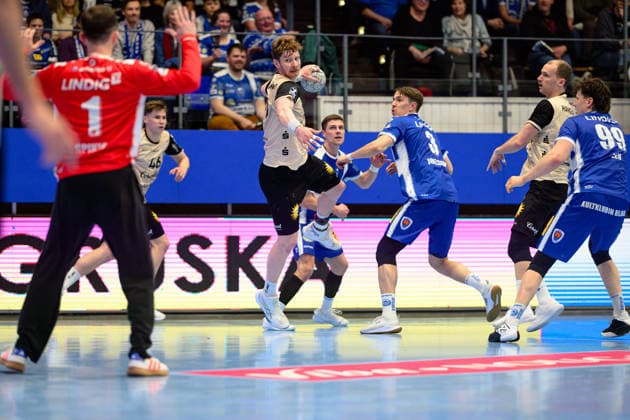 Johannes Wasielewski Bergischer HC, 77 pushes through the Eisenach defense Oskar Joelsson ThSV Eisenach, 03 , Tillman Leu ThSV Eisenach, 99 , Vincent Buechner ThSV Eisenach, 74 , Matija Spikic ThSV Eisenach, 01 GER, ThSV Eisenach against Bergischer HC, 1 Daikin Handballbundesliga, Handball, 21 Matchday, Season 2025 2026, 16 02 2026 GER, ThSV Eisenach against Bergischer HC, 1 Daikin Handballbundesliga, Handball, 21 Matchday, Season 2025 2026, 16 02 2026 Eisenach Copyright: xEibner-Pressefoto MartinxHerbstx EP_MHT