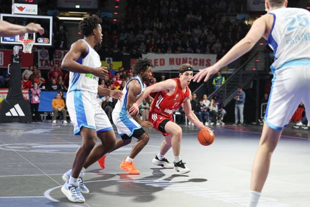 Justinian Jessup FC Bayern Basketball, 10 with Isaiah Swope Skyliners Frankfurt, 01 and Nahiem Alleyne Skyliners Frankfurt, 04 , GER, FC Bayern Basketball vs Skyliners Frankfurt, Basketball, easycredit Basketball Bundesliga, 21 Matchday, Season 2025 2026, 17 02 2026, GER, FC Bayern Basketball vs Skyliners Frankfurt, Basketball, easycredit Basketball Bundesliga, 21 Matchday, Season 2025 2026, 17 02 2026 Munich Copyright: xEibner-Pressefoto JennixMaulx EP_JML