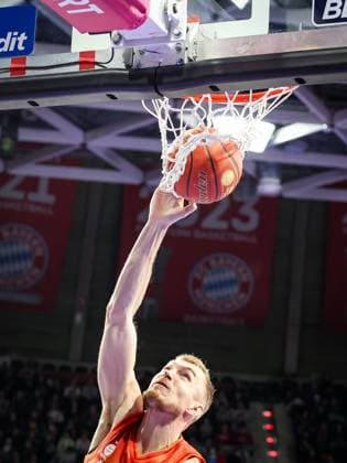 Niels Giffey 5 FC Bayern Muenchen Basketball with a dunk, stuffs the ball into the basket, FC Bayern Muenchen Basketball vs Skyliners Frankfurt, easycredit BBL, BBL, Basketball, Men, Season 2025 2025, Regular Season, 21 Matchday, 17 02 2026 Muenchen Bayern Germany Copyright: xkolbert-press MartinxAgüerax