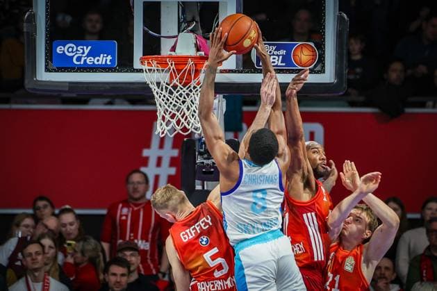 William Christmas 8 Skyliners Frankfurt with a dunk, against Niels Giffey 5 FC Bayern Muenchen Basketball and Isiaha Mike 22 FC Bayern Muenchen Basketball , FC Bayern Muenchen Basketball vs Skyliners Frankfurt, easycredit BBL, BBL, Basketball, Men, Season 2025 2025, Regular Season, 21 Matchday, 17 02 2026 Muenchen Bayern Germany Copyright: xkolbert-press MartinxAgüerax