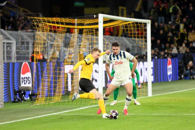 duel between Maximilian Beier Borussia Dortmund and Berat Djimsiti Atalanta Bergamo GER, Borussia Dortmund vs Atalanta Bergamo, Football, Champions League, Play off, 2025 2026 season, 17 02 2026 GER, Borussia Dortmund vs Atalanta Bergamo, Football, Champions League, Play off, 2025 2026 season, 17 02 2026 Dortmund Copyright: xEibner-Pressefoto FrankxZeisingx EP_FZG