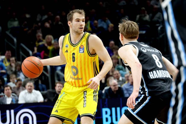 DEU, easyCredit BBL, ALBA vs Hamburg, 17 02 2026, Uber Arena, Berlin, DEU, easyCredit BBL, ALBA vs Hamburg, pictured MALTE DELOW ALBA Berlin 6 , Jared Grey Hamburg Towers 8 nordphotoxGmbHx xEngler nph00076