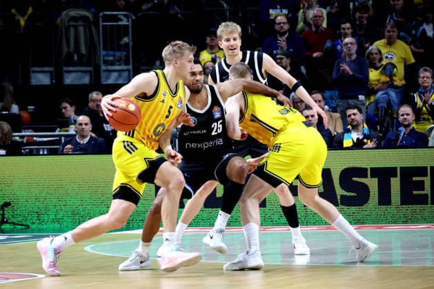 DEU, easyCredit BBL, ALBA vs Hamburg, 17 02 2026, Uber Arena, Berlin, DEU, easyCredit BBL, ALBA vs Hamburg, pictured Sam Griesel ALBA Berlin 5 , Martynas Echodas ALBA Berlin 14 , Kenneth Ogbe Hamburg Towers 25 , Zsombor Maronka Hamburg Towers 5 nordphotoxGmbHx xEngler nph00076