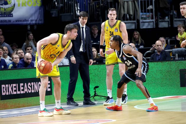 DEU, easyCredit BBL, ALBA vs Hamburg, 17 02 2026, Uber Arena, Berlin, DEU, easyCredit BBL, ALBA vs Hamburg, pictured JONAS MATTISSECK ALBA Berlin 9 , CHIEF COACH Pedro Calles ALBA Berlin , Justin Bean ALBA Berlin 34 , Ross Williams Hamburg Towers 34 nordphotoxGmbHx xEngler nph00076