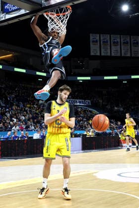 DEU, easyCredit BBL, ALBA vs Hamburg, 17 02 2026, Uber Arena, Berlin, DEU, easyCredit BBL, ALBA vs Hamburg, pictured N Artmann ALBA Berlin 24 , Ross Williams Hamburg Towers 34 , Dunking nordphotoxGmbHx xEngler nph00076
