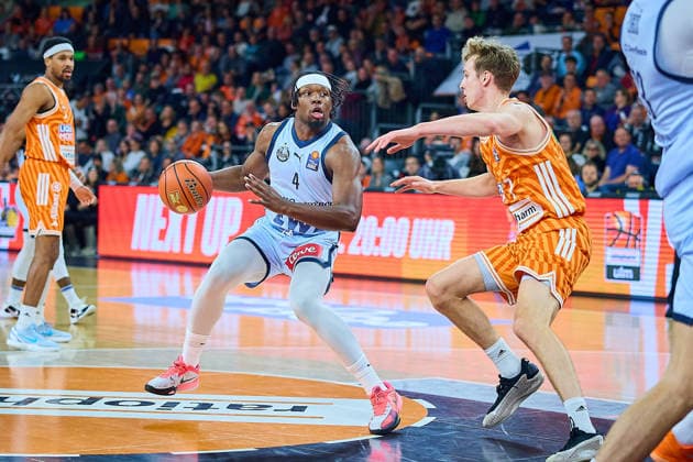Brian Fobbs EWE Baskets Oldenburg, 04 , Tobias Jensen ratiopharm ulm, 07 GER, ratiopharm ulm vs EWE Baskets Oldenburg, Basketball, Matchday 19, EasyCredit BBL, Season 2025 2026, 18 02 2026 GER, ratiopharm ulm vs EWE Baskets Oldenburg, Basketball, Matchday 19, EasyCredit BBL, Season 2025 2026, 18 02 2026 New Ulm Copyright: xEibner-Pressefoto GeraldxOelze-dexStoppanyx EP_ODS