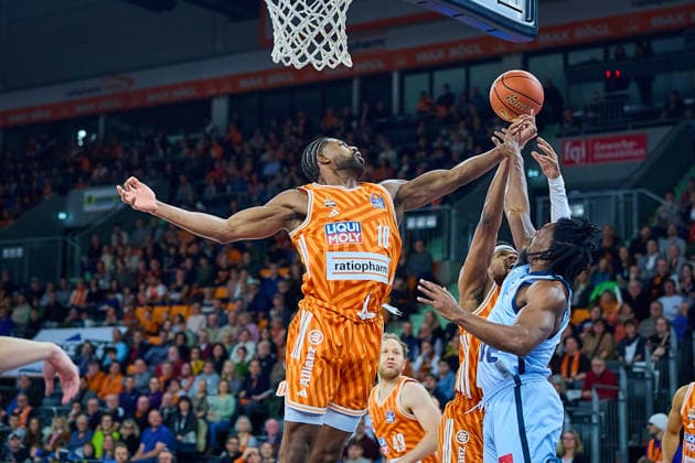 Rebound Malik Osborne ratiopharm ulm, 10 vs Chris Clemons EWE Baskets Oldenburg, 03 GER, ratiopharm ulm vs EWE Baskets Oldenburg, Basketball, Matchday 19, EasyCredit BBL, Season 2025 2026, 18 02 2026 GER, ratiopharm ulm vs EWE Baskets Oldenburg, Basketball, Matchday 19, EasyCredit BBL, Season 2025 2026, 18 02 2026 New Ulm Copyright: xEibner-Pressefoto GeraldxOelze-dexStoppanyx EP_ODS