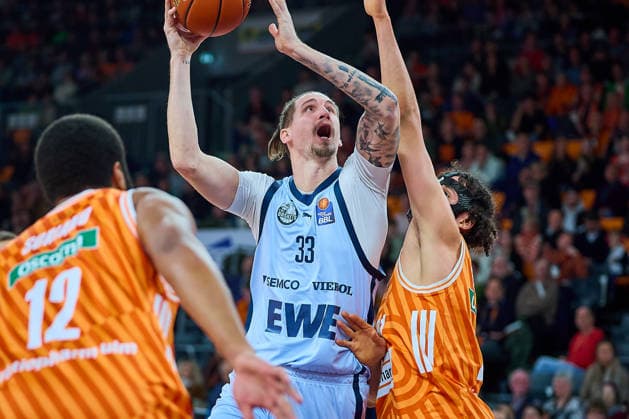 duel, duel between Tomislav Zubcic EWE Baskets Oldenburg, 33 and Alec Anigbata ratiopharm ulm, 21 under the basket GER, ratiopharm ulm vs EWE Baskets Oldenburg, Basketball, Matchday 19, EasyCredit BBL, Season 2025 2026, 18 02 2026 GER, ratiopharm ulm vs EWE Baskets Oldenburg, Basketball, Matchday 19, EasyCredit BBL, Season 2025 2026, 18 02 2026 Neu Ulm Copyright: xEibner-Pressefoto GeraldxOelze-dexStoppanyx EP_ODS