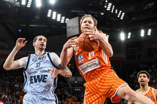 GER, BBL, ratiopharm Ulm vs EWE Baskets Oldenburg 18 02 2026, ratiopharm arena, Neu Ulm, GER, BBL, ratiopharm Ulm vs EWE Baskets Oldenburg, pictured Tomislav Zubcic Oldenburg, 33 , Christian Sengfelder Ulm, 43 wins the rebound nordphotoxGmbHx xHafner nph00200