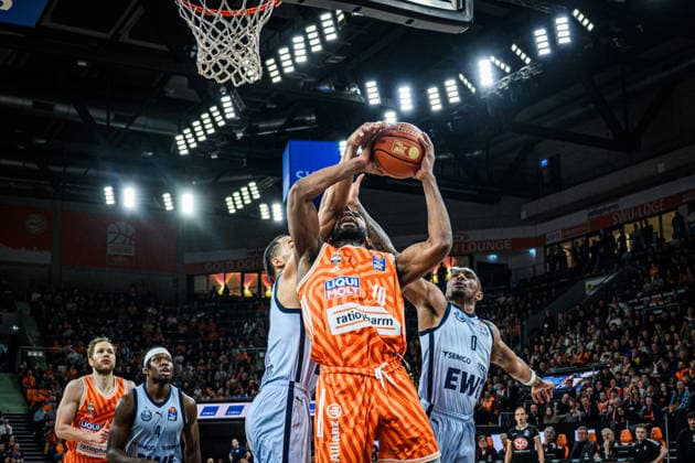 Neu Ulm, Germany, 18 02 26 Nicholas Tischler EWE Baskets Oldenburg , Malik Osborne ratiopharm ulm and Kyle Lofton EWE Baskets Oldenburg in a duel during the Basketball Bundesliga match between ratiopharm ulm vs EWE Baskets Oldenburg at ratiopharm Arena on February 18, 2026 in Neu Ulm, Germany Photo by Harry Langer DeFodi Images ratiopharm Arena, Germany, 18 02 26 Nicholas Tischler EWE Baskets Oldenburg , Malik Osborne ratiopharm ulm and Kyle Lofton EWE Baskets Oldenburg battle for the ball during the Basketball Bundesliga match between ratiopharm ulm vs EWE Baskets Oldenburg at Neu Ulm on February 18, 2026 in ratiopharm Arena, Germany Photo by Harry Langer DeFodi Images Photo by Harry Langer DeFodi Images