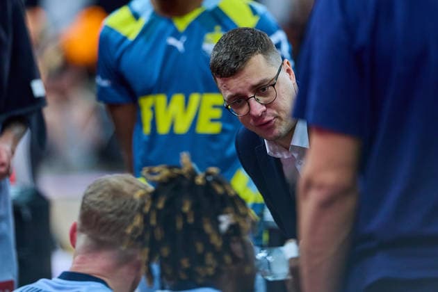 Lazar Spasic EWE Baskets Oldenburg, Head Coach at timeout GER, ratiopharm ulm vs EWE Baskets Oldenburg, Basketball, Matchday 19, EasyCredit BBL, Season 2025 2026, 18 02 2026 GER, ratiopharm ulm vs EWE Baskets Oldenburg, Basketball, Matchday 19, EasyCredit BBL, Season 2025 2026, 18 02 2026 Neu Ulm Copyright: xEibner-Pressefoto GeraldxOelze-dexStoppanyx EP_ODS