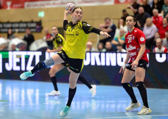 Kaja Kamp Nielsen Borussia Dortmund, 21 alone at the circle Jana Scheib Thueringer HC, 20 GER, Thueringer HC vs Borussia Dortmund , Handball, Alsco Handball Bundesliga Women, Matchday 18, Season 2025 2026, 18 02 2026 GER, Thueringer HC vs Borussia Dortmund , Handball, Alsco Handball Bundesliga Women, Matchday 18, Season 2025 2026, 18 02 2026 Bad Langensalza Copyright: xEibner-Pressefoto MartinxHerbstx EP_MHT