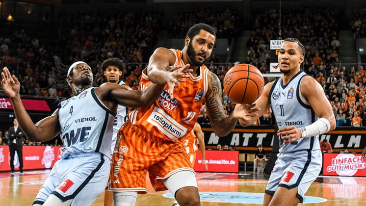 GER, BBL, ratiopharm Ulm vs EWE Baskets Oldenburg 18 02 2026, ratiopharm arena, Neu Ulm, GER, BBL, ratiopharm Ulm vs EWE Baskets Oldenburg, pictured Brian Fobbs Oldenburg, 4 , Joel Soriano Ulm, 12 , Nicholas Tischler Oldenburg, 11 nordphotoxGmbHx xHafner nph00200