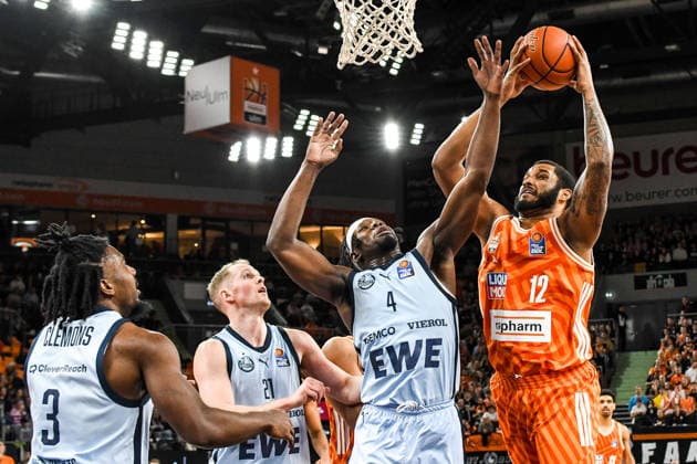 GER, BBL, ratiopharm Ulm vs EWE Baskets Oldenburg 18 02 2026, ratiopharm arena, Neu Ulm, GER, BBL, ratiopharm Ulm vs EWE Baskets Oldenburg, pictured Chris Clemons Oldenburg, 3 , Seth Hinrichs Oldenburg, 21 , Brian Fobbs Oldenburg, 4 , Joel Soriano Ulm, 12 nordphotoxGmbHx xHafner nph00200