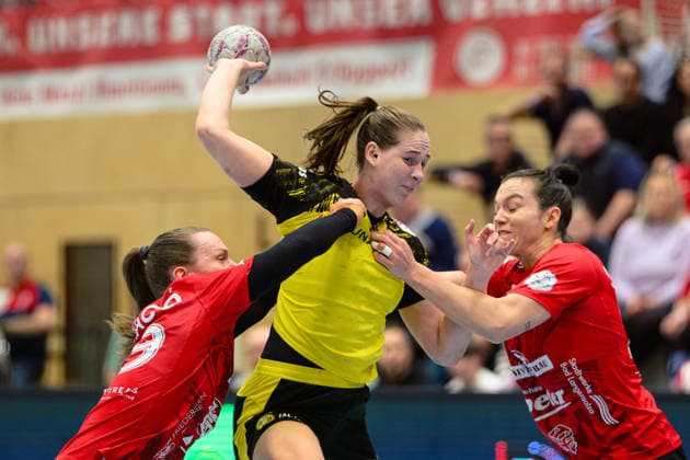Guro Nestaker Borussia Dortmund, 33 prevails against Luca Farago Thueringer HC, 19 and Jana Scheib Thueringer HC, 20 GER, Thueringer HC vs Borussia Dortmund , Handball, Alsco Handball Bundesliga Women, Matchday 18, Season 2025 2026, 18 02 2026 GER, Thueringer HC vs Borussia Dortmund , Handball, Alsco Handball Bundesliga Women, Matchday 18, Season 2025 2026, 18 02 2026 Bad Langensalza Copyright: xEibner-Pressefoto MartinxHerbstx EP_MHT