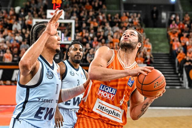 GER, BBL, ratiopharm Ulm vs EWE Baskets Oldenburg 18 02 2026, ratiopharm arena, Neu Ulm, GER, BBL, ratiopharm Ulm vs EWE Baskets Oldenburg, pictured Nicholas Tischler Oldenburg, 11 , Christopher Ledlum Ulm, 4 nordphotoxGmbHx xHafner nph00200
