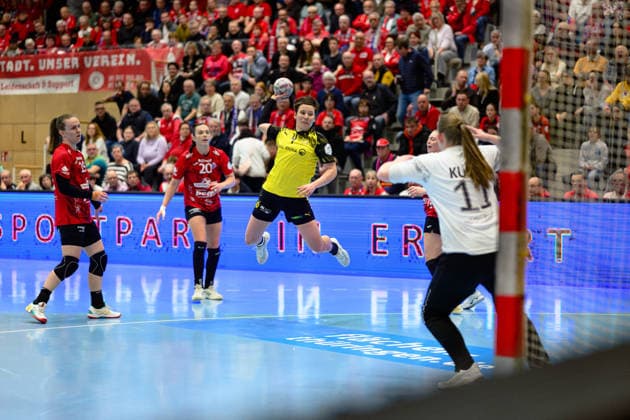 Alina Grijseels Borussia Dortmund, 04 breaks through the defense of Jana Scheib Thueringer HC, 20 , Luca Farago Thueringer HC, 19 Laura Kuske Thueringer HC, 11 GER, Thueringer HC vs Borussia Dortmund , Handball, Alsco Handball Bundesliga Women, Matchday 18, Season 2025 2026, 18 02 2026 GER, Thueringer HC vs Borussia Dortmund , Handball, Alsco Handball Bundesliga Women, Matchday 18, Season 2025 2026, 18 02 2026 Bad Langensalza Copyright: xEibner-Pressefoto MartinxHerbstx EP_MHT