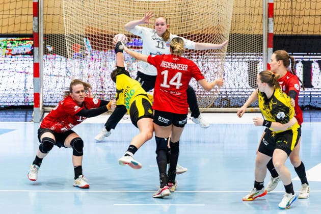 18 02 2026, GER, Handball, Women, Season 2025 2026, Alsco 1 Bl, Matchday 18, Thueringer HC BVB 09 Borussia Dortmund Alina Grijseels BVB 09 Borussia Dortmund , Luca Farago Thueringer HC,19 , Anika Niederwieser Thueringer HC,14 99947 Bad Langensalza Salza Halle Sporthalle Mehrz Thüringen Germany