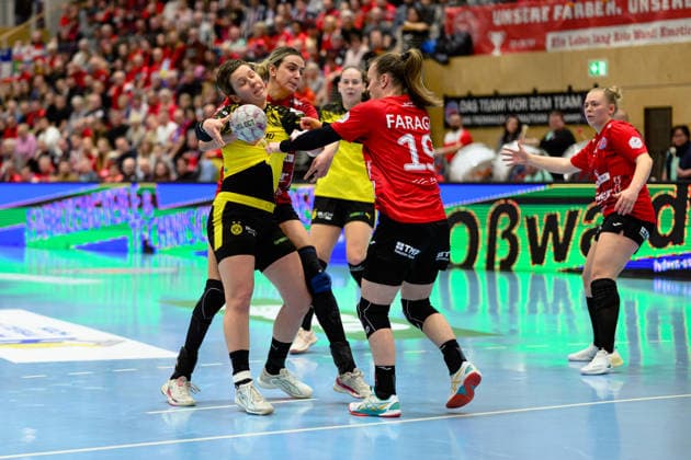 Alina Grijseels Borussia Dortmund, 04 without getting through Anika Niederwieser Thueringer HC, 14 and Luca Farago Thueringer HC, 19 GER, Thueringer HC vs Borussia Dortmund , Handball, Alsco Handball Bundesliga Women, Matchday 18, Season 2025 2026, 18 02 2026 GER, Thueringer HC vs Borussia Dortmund , Handball, Alsco Handball Bundesliga Women, Matchday 18, Season 2025 2026, 18 02 2026 Bad Langensalza Copyright: xEibner-Pressefoto MartinxHerbstx EP_MHT