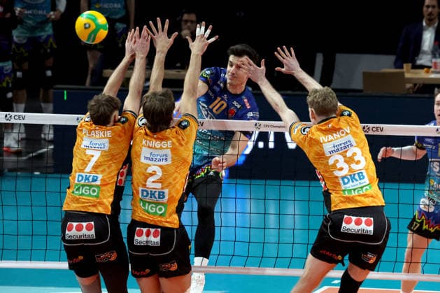 DEU, Champions League, BR Volleys vs Sicoma Monini Perugia, 18 02 2026, Max Schmeling Halle, Berlin, DEU, Champions League, BR Volleys vs Sicoma Monini Perugia, in the picture Simon Plaskie BR Volleys 7 , Matthew Knigge BR Volleys 2 , Fedor Ivanov BR Volleys 33 , Wassim Ben Tara Perugia 10 nordphotoxGmbHx xEngler nph00076