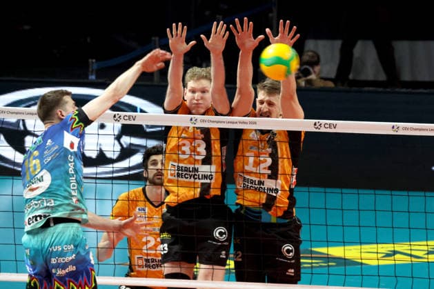 DEU, Champions League, BR Volleys vs Sicoma Monini Perugia, 18 02 2026, Max Schmeling Halle, Berlin, DEU, Champions League, BR Volleys vs Sicoma Monini Perugia, in the picture Jake Hanes BR Volleys 22 , Fedor Ivanov BR Volleys 33 , Florian Krage Brewitz BR Volleys 12 , Kamil Semeniuk Perugia 16 nordphotoxGmbHx xEngler nph00076